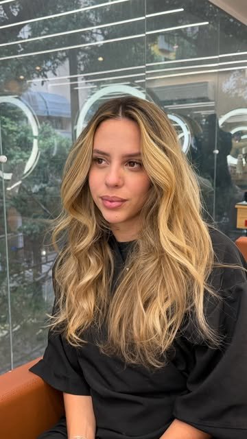 Cabelo iluminado com ondas naturais