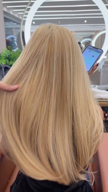 Cabelo loiro com acabamento alinhado